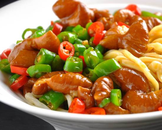 B03 Noodle with Pork Intestine and Hot Pepper 镇店辣爆肥肠拌面
